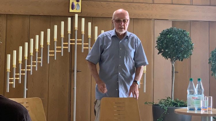 Zeitzeuge Herbert Ritz spricht vor Schülerinnen und Schülern der Richard-Müller-Schule