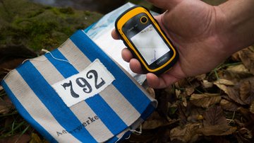 Fundstück des Geländespiels und GPS-Gerät