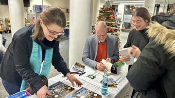 Die Buchhandlung Harleshausen war mit einem Büchertisch präsent