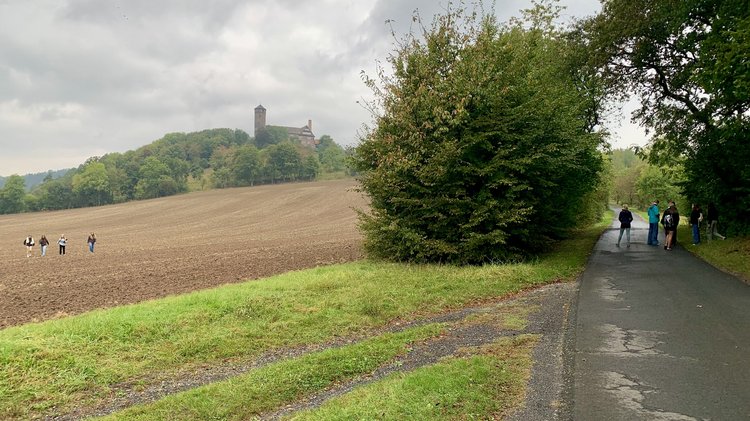 Objekte aus der Zeit des Zweiten Weltkriegs sind beim Geländespiel unterhalb der Burg Ludwigstein in der Natur versteckt
