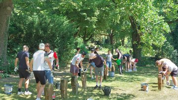 Schülerinnen und Schüler der Richard-Müllerschule auf dem Zentralfriedhof Fulda