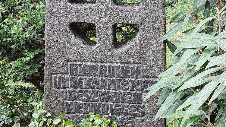 Grabstein: "Unbekannte Tote des Zweiten Weltkriegs"