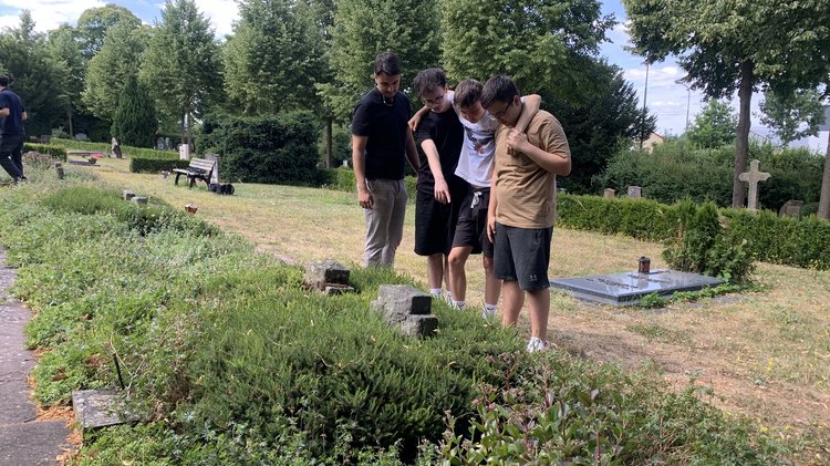 Gruppenarbeit auf der Gräberstätte der Fuldaer Bombenopfer