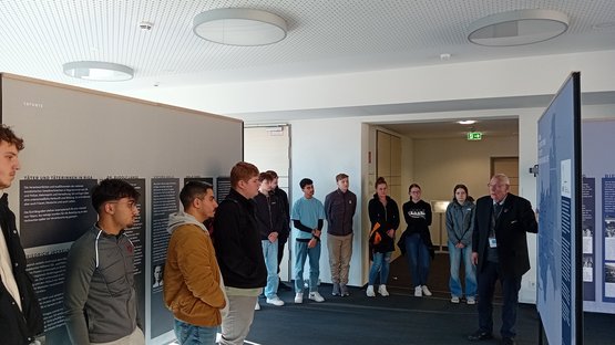 Schulklasse bekommt eine Führung durch die Riga-Ausstellung in Korbach