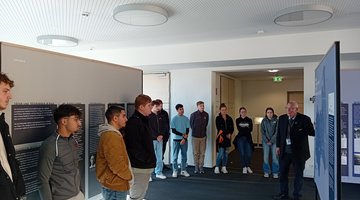 Schulklasse bekommt eine Führung durch die Riga-Ausstellung in Korbach