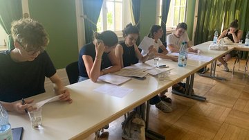 Schülerinnen und Schüler der Richard-Müller-Schule bei der Quellenarbeit