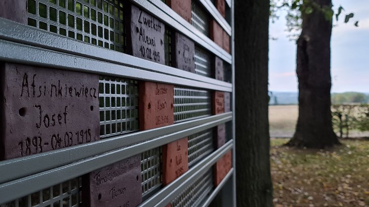 Die Max-Eyth-Schule Kassel baut Träger für die Namensziegel, die das Bildungsprojekt dauerhaft auf der Gräberstätte sichtbar macht Die Max-Eyth-Schule Kassel baut Träger für die Namensziegel, die das Bildungsprojekt dauerhaft auf der Gräberstätte sichtbar macht