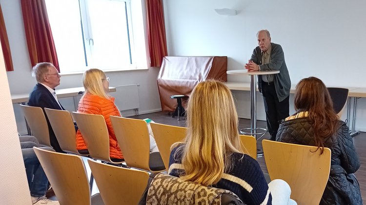 Ein Mann hält Vortrag vor Schülerinnen und Schülern