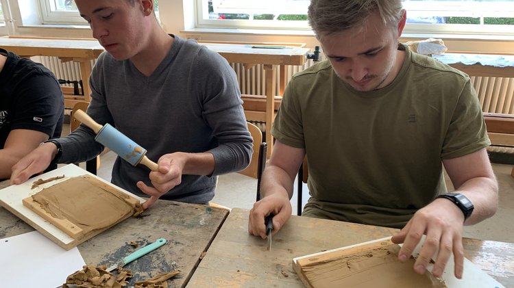 Schüler des Friedrichsgymnasiums Kassel erstellen Namensziegel
