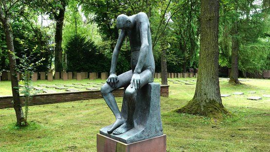 Die Bronzefigur des "Hiob" von Gerhard Marcks am Gräberfeld für die Opfer der NS-Herrschaft auf dem Frankfurter Hauptfriedhof.