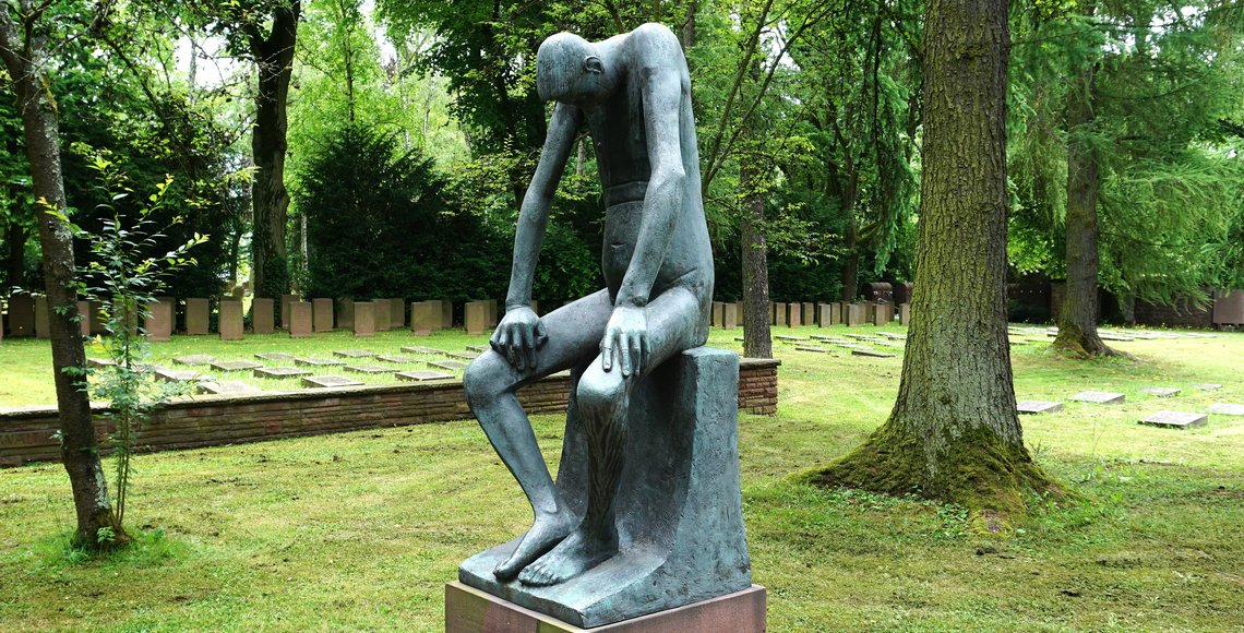 Die Bronzefigur des "Hiob" von Gerhard Marcks am Gräberfeld für die Opfer der NS-Herrschaft auf dem Frankfurter Hauptfriedhof.