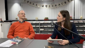 Im Gespräch über Buch und Hintergrund: Autor Sebastian Mense und Dr. Maike Bartsch vom Landesverband Hessen im Volksbund